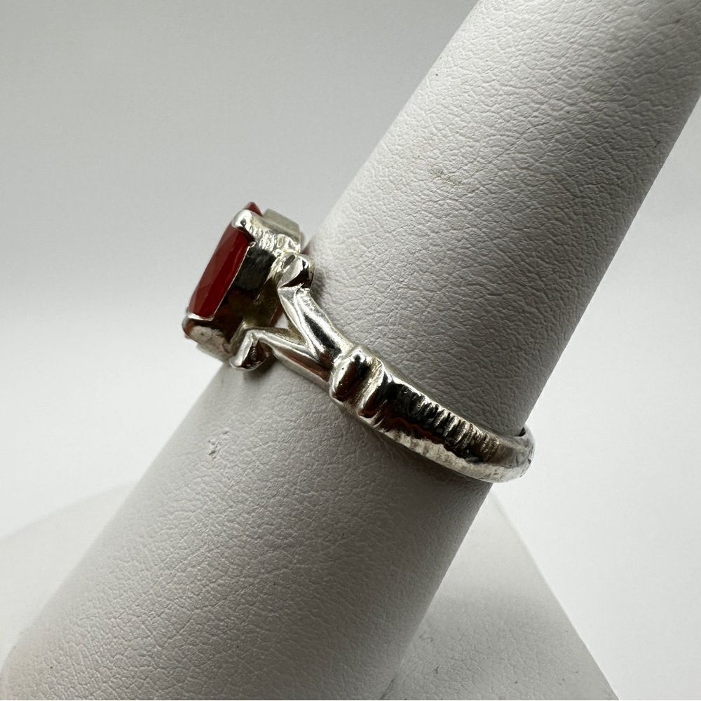 SALE!‎ Dyed faceted oval cut stone solitaire in silver tone ring! - Picture 9 of 12